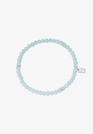Bracelet de perles facettées bleu clair avec trois petits anneaux espacés en argent et une médaille en argent gravée d’un symbole de colombe.