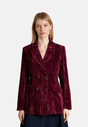 Blazer de terciopelo burdeos de doble botonadura con solapas muesca, acabado texturizado y dos bolsillos frontales. Presenta botones metálicos y un corte entallado.