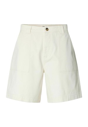 Cremfarbene Shorts mit hoher Taille, aufgesetzten Fronttaschen, Gürtelschlaufen und einem einzelnen braunen Knopfverschluss.