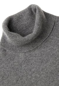 Šedý rolák vyrobený z měkké vlny, s žebrovaným výstřihem a texturovaným povrchem s jemným vzorem.