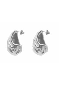 Orecchini in argento con un design scultoreo e testurizzato che ricorda forme organiche. Presentano una finitura lucida e chiusura con perni.