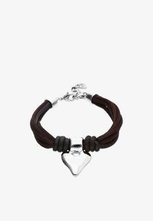 Pulsera de cordón de cuero marrón con un charm plateado en forma de corazón y cierre de plata.