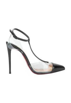 Escarpin à talon haut stilettos noir avec bout pointu, côtés en PVC transparent, bride à la cheville et semelle rouge visible de côté.