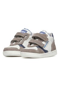 Scarpe per bambini grigie e bianche con tomaia in suede e materiale sintetico, dotate di due fasce Velcro, punta arrotondata e suola in gomma testurizzata.