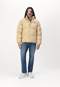 Tommy Jeans MIX ALASKA - Ziemas jaka - gentle gold