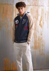 Primitive TWO VARSITY JACKET - Blusão aviador - navy