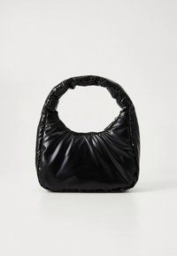 Sort skuldertaske i syntetisk materiale med et rundt håndtag. Den oppustede design har en glat, glinsende tekstur og en minimalistisk silhuet.