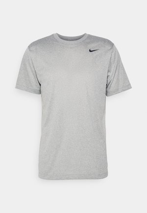 Grå kortärmad t-shirt i ett mjukt material, med en svart Nike-logotyp på vänster axel och en klassisk rund halskrage.