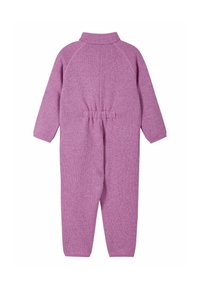 Fioletowy dzianinowy kombinezon z wysokim kołnierzem, długimi rękawami, elastycznym pasem i korzystnym krojem. Miękka tekstura, idealny na codzienne noszenie.