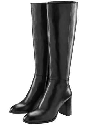 Wysokie czarne damskie buty ze skóry z wysokim, szerokim obcasem i spiczastym noskiem, ustawione obok siebie na białym tle.