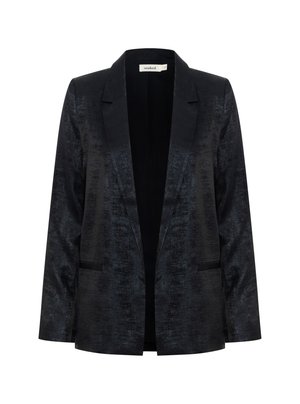 Černý blazer vyrobený z texturované tkaniny. Má klopový límec, otevřený přední díl a dvě přední kapsy. Hladká vnitřní podšívka.
