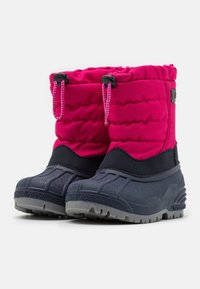 Bottes de neige résistantes à l'eau avec un dessus en nylon rose vif, texture matelassée et semelle en caoutchouc bleu foncé avec un motif de bande de roulement texturé.