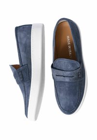 Scarpe slip-on in suede blu navy con suola in gomma bianca, dotate di una fascia anteriore e cuciture dettagliate. Made in Italy.