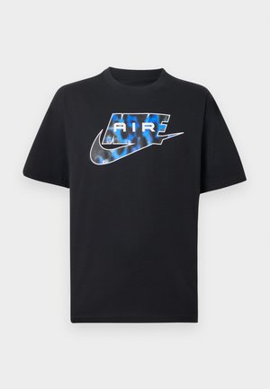 Melns īsroku T-krekls ar zilām un baltām stilizētām "AIR" burtiem un Nike siksnas logo krūtīs.