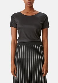 Zwart T-shirt met korte mouwen, gemaakt van een gladde stof met een ronde halslijn, gecombineerd met een zwart-witte gestreepte geplooide rok.