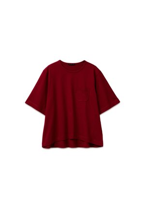 T-shirt uni bordeaux à manches courtes, col rond avec petite poche sur le côté gauche de la poitrine, posé à plat sur fond blanc.
