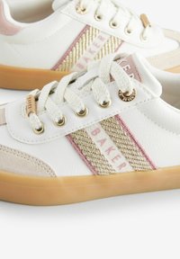 Sneaker bianche con accenti a righe rosa e oro, lacci in tessuto e suola in gomma. Materiali in suede e pelle testurizzati.