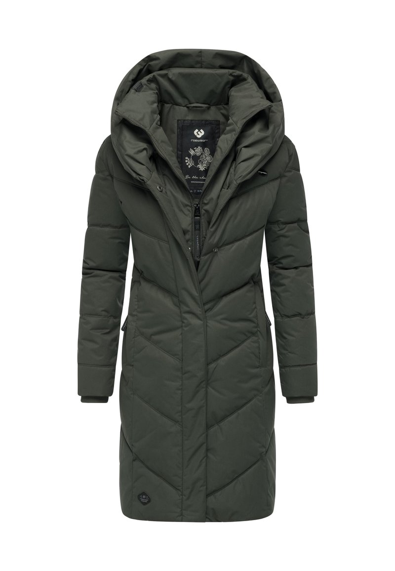 Zelena prešita puhovka s kapuco, z zasnovo prešitega vzorca, sprednja zadrga in stranskimi žepi. Mehka, gladka tkanina z mat zaključkom.