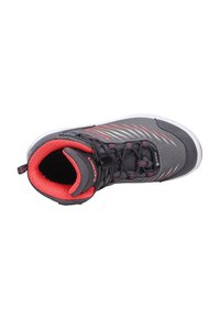 Scarpa da trekking grigia con interni imbottiti rossi, suola bianca e tomaia strutturata. Presenta riflettori e un sistema di allacciatura unico.