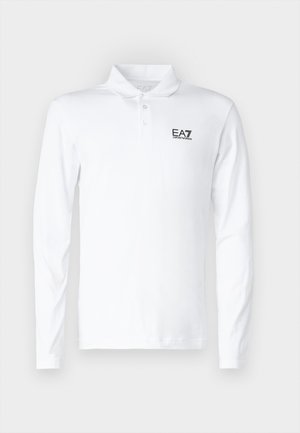 Weißes Langarm-Polohemd aus Baumwolle mit klassischem Kragen, drei Knöpfen und schwarzem EA7-Logo auf der Brust.