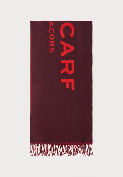 Écharpe en mélange de laine bordeaux avec le texte rouge vif "CARF" et "JACOBS" d'un côté, avec des bords frangés pour ajouter de la texture.