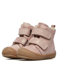 Stivaletti alla caviglia in suede rosa con due cinturini in velcro, suole in gomma testurizzata, un rivestimento interno morbido e un design a punta rotonda.