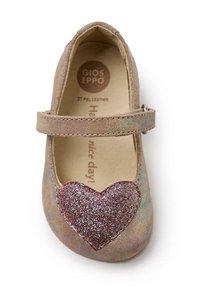Zapato de ballet de cuero en beige iridiscente con un acento de corazón de purpurina rosa en la puntera, que cuenta con una correa ajustable para un ajuste seguro.