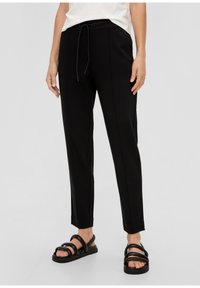 Zwarte tapse broek met een elastische tailleband en een trekkoord. Glad textuur, zijzakken en twee verticale naden aan de voorkant.