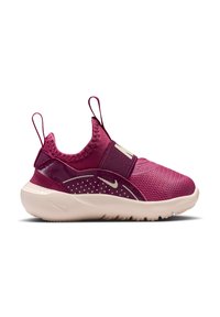 Magenta buty sportowe z siateczkową cholewką, elastycznym paskiem i wyściełanym kołnierzem. Posiadają teksturowaną gumową podeszwę oraz kontrastowe gładkie akcenty.