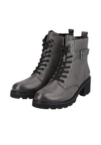 Botas de tobillo de cuero gris con un acabado texturizado, que presentan cordones negros, un hebilla lateral y una suela negra resistente para mayor tracción.