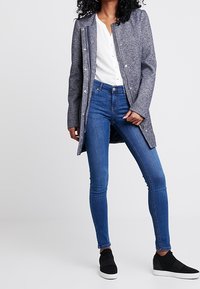 Vero Moda Cappotto corto - mottled dark blue