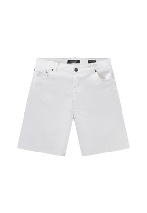 Hvide knæhøje denimshorts med forlommer, bæltestropper og knaplukning, lagt fladt på en hvid baggrund.