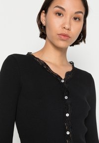 ONLY ONLMICHELA - Casaco de malha - black