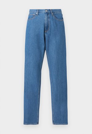 Μπλε τζιν με ευθεία γραμμή, ψηλή μέση, εμπρόσθιες τσέπες, θηλιές για ζώνη, κούμπωμα με κουμπί και εμφανείς πορτοκαλί ραφές σε ανοιχτό γκρι φόντο.