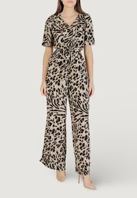 Mono de estampado de leopardo con mangas cortas, cinturón en la cintura, patas anchas y tejido suave. Los colores incluyen tonos beige, negro y marrón.