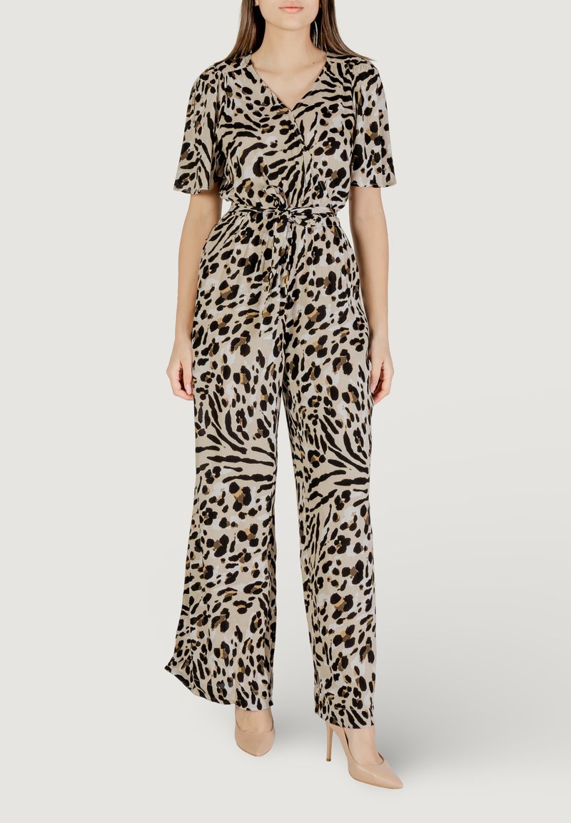 Mono de estampado de leopardo con mangas cortas, cinturón en la cintura, patas anchas y tejido suave. Los colores incluyen tonos beige, negro y marrón.