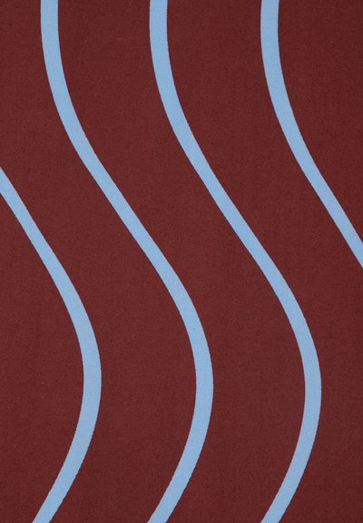 Tissu bordeaux avec trois lignes verticales ondulées bleu clair espacées uniformément de haut en bas.