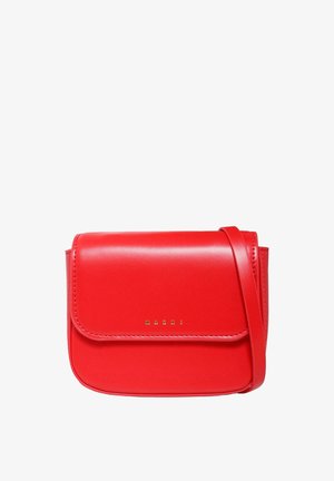 Czerwona skórzana torba na ramię w prostokątnym kształcie, z klapą zapinaną na zatrzask, złotymi detalami z logo oraz regulowanym paskiem.