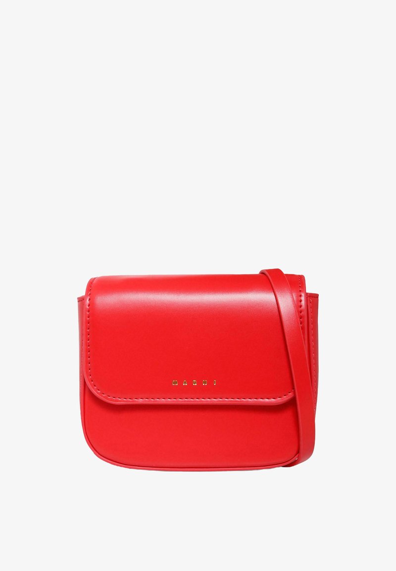 Borsa a spalla in pelle rossa con forma rettangolare, dotata di chiusura a patta, dettagli in logo dorato e tracolla regolabile.