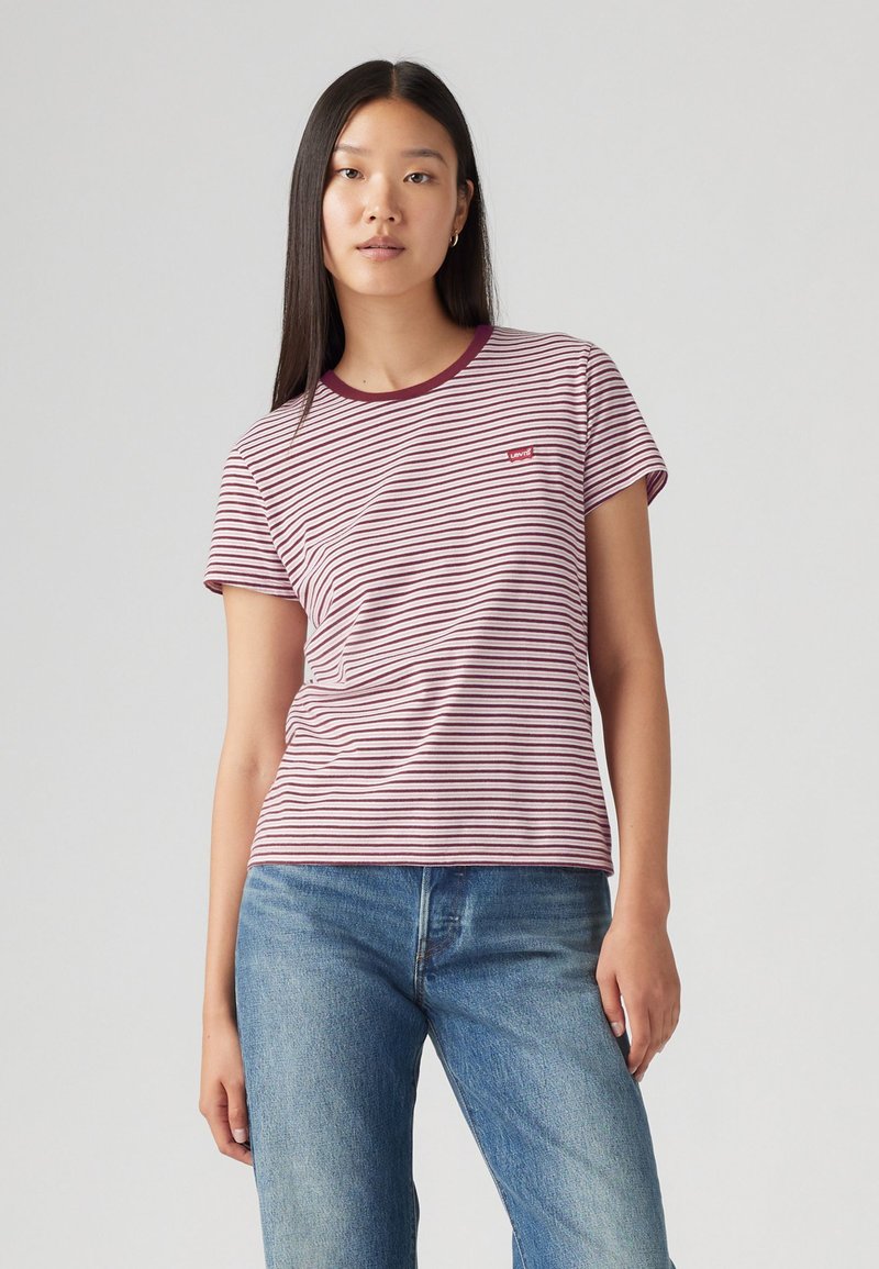 Rot-weißer gestreifter T-Shirt mit Rundhalsausschnitt und kurzen Ärmeln, mit einem kleinen roten Logo-Patch auf der linken Brust. Aus Baumwollstoff.