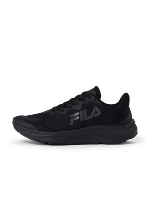 Chaussure de sport noire avec empeigne en mesh, tissu texturé, design épuré, lacets ton sur ton et logo Fila en gris sur le côté. Semelle extérieure en caoutchouc.