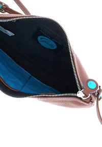 Pochette in pelle marrone con texture, tirazip turchese, fodera nera e interno azzurro. Presenta un'etichetta del marchio all'interno.