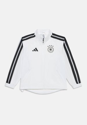 Hvid jakke med fuld lynlås med sorte Adidas-striber på ærmerne og det tyske fodboldholds logo med fire stjerner på brystet.
