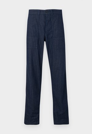 Pantalon bleu marine à jambes droites avec fines rayures verticales subtiles, fermeture à bouton et fermeture éclair à l'avant, et deux grandes poches plaquées à l'avant.