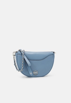 Sac à épaule en cuir bleu clair avec un design courbé, une bandoulière en chaîne argentée, un détail de logo et une fermeture éclair. Surface texturée avec une finition lisse.