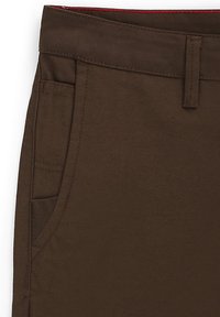 Pantaloni di cotone marroni con una trama liscia, cintura con passante e tasca laterale con un rivestimento interno rosso a contrasto.