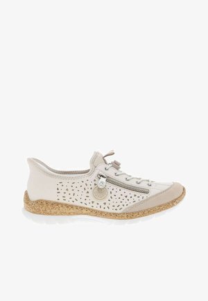 Baskets basses beiges avec côtés perforés, fermeture éclair latérale, lacets à l'avant, semelle couleur fauve texturée et étiquette ronde suspendue à la tirette.