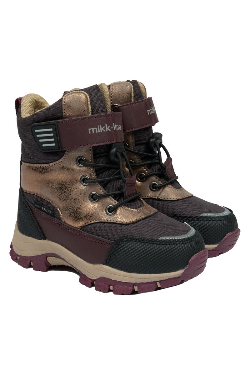 Wodoodporne buty trekkingowe z brązową i ciemnofioletową górną częścią z tkaniny, gumowym czubkiem oraz solidną podeszwą o teksturowanym wykończeniu.