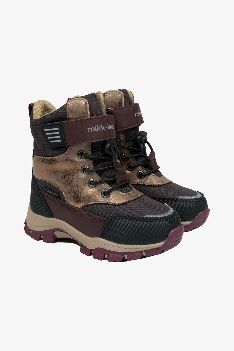 Bottes de randonnée imperméables avec une tige en tissu bronze et violet foncé, un capuchon en caoutchouc à l'avant et une semelle à bonne adhérence avec une finition texturée.