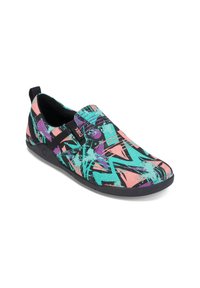 Slip-on sko med ett flerfärgat abstrakt mönster i teal, rosa och svart, med en svart gummisula och elastiska sidodetaljer.